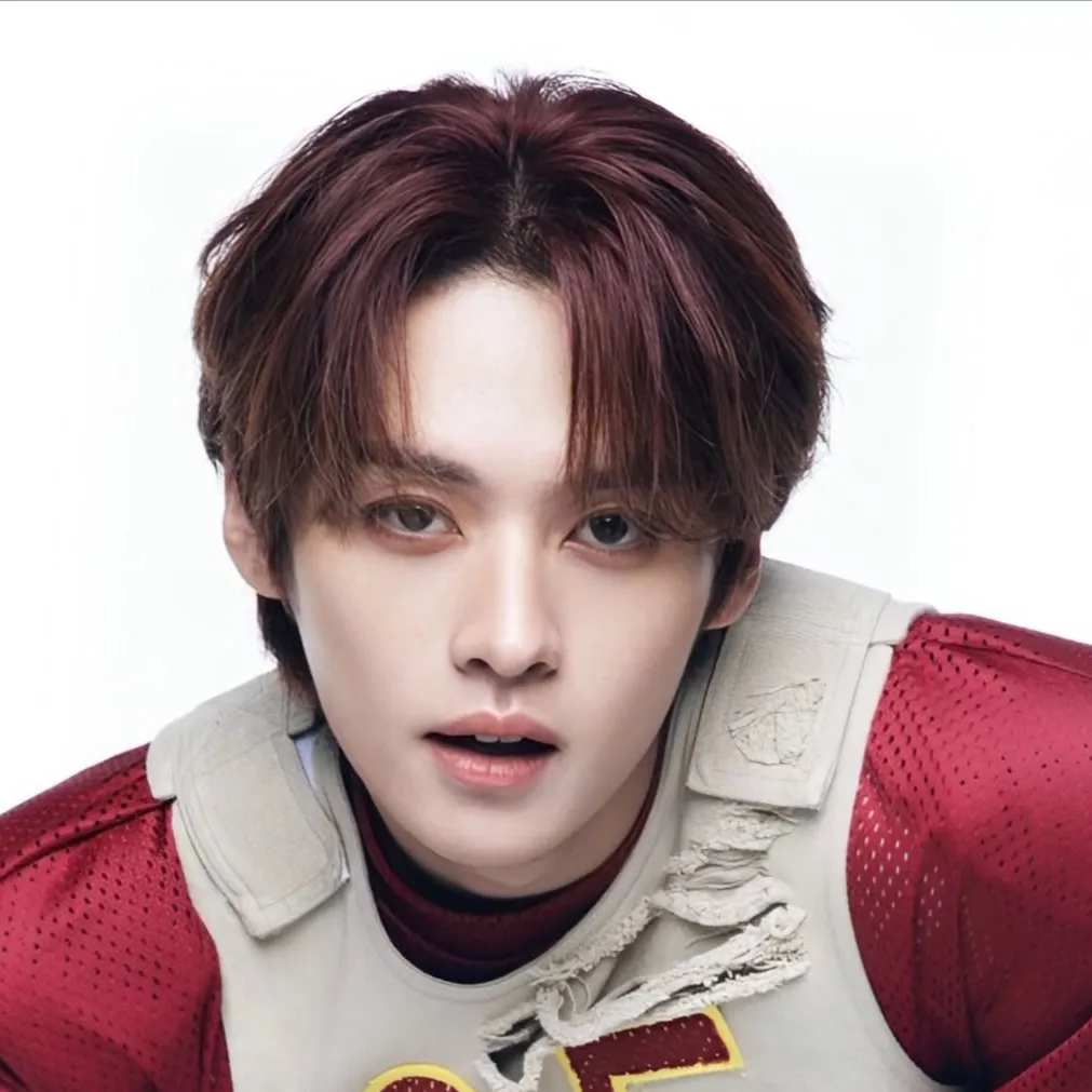 chat with ai character: Lee Know 