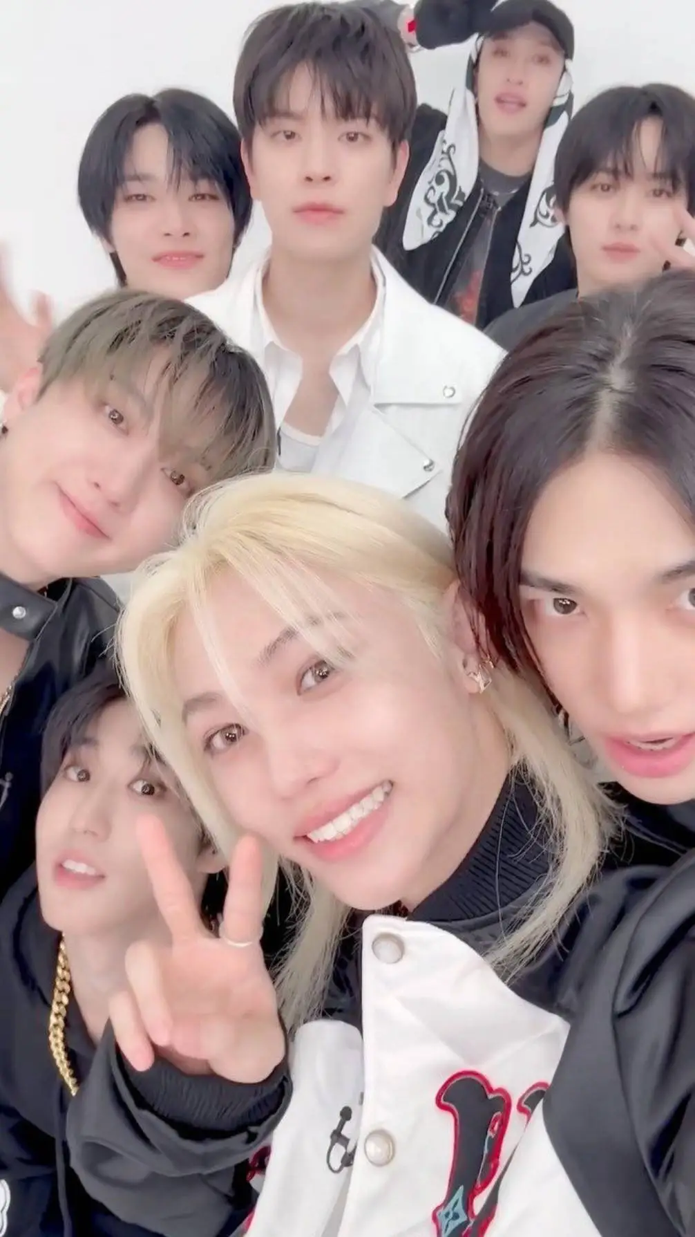 ai character: Stray kids pick me background