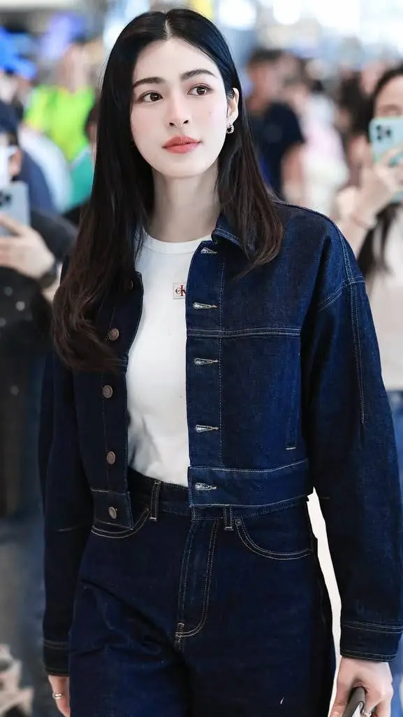 Talkie AI - Chat with LingLing Kwong 