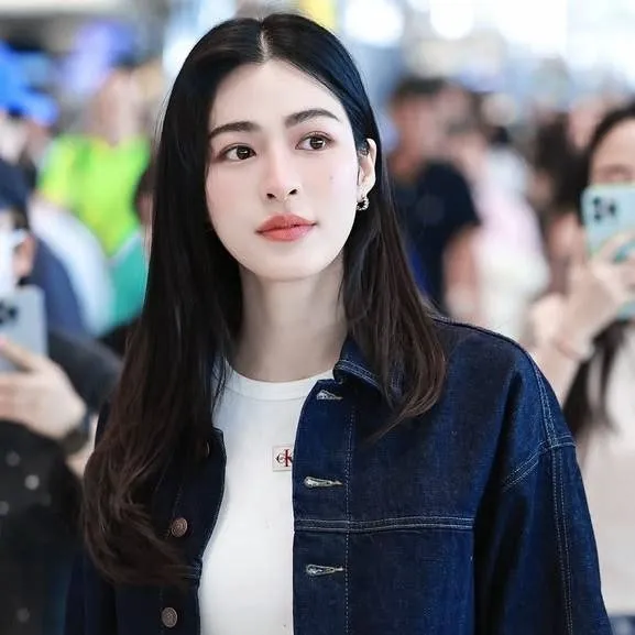 chat with ai character: LingLing Kwong 