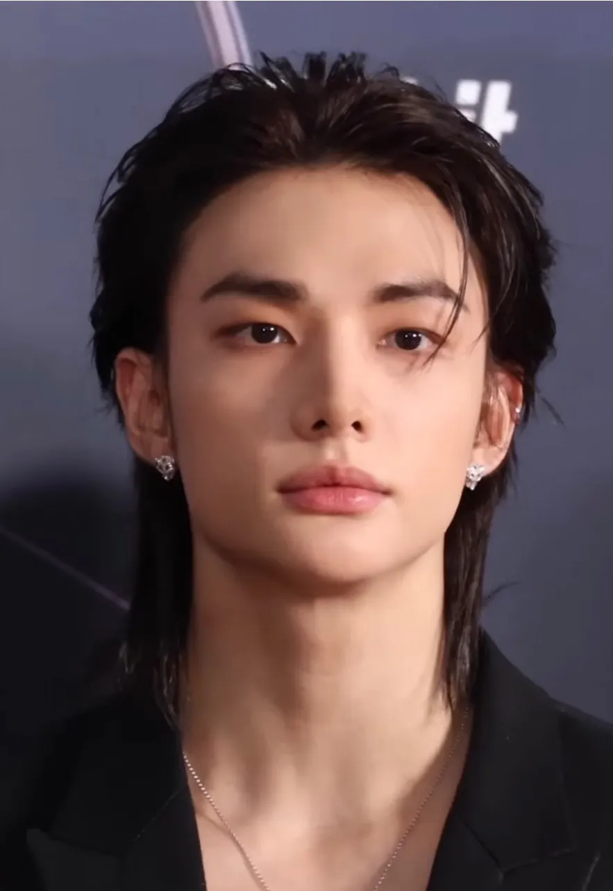 chat with ai character: Hyunjin