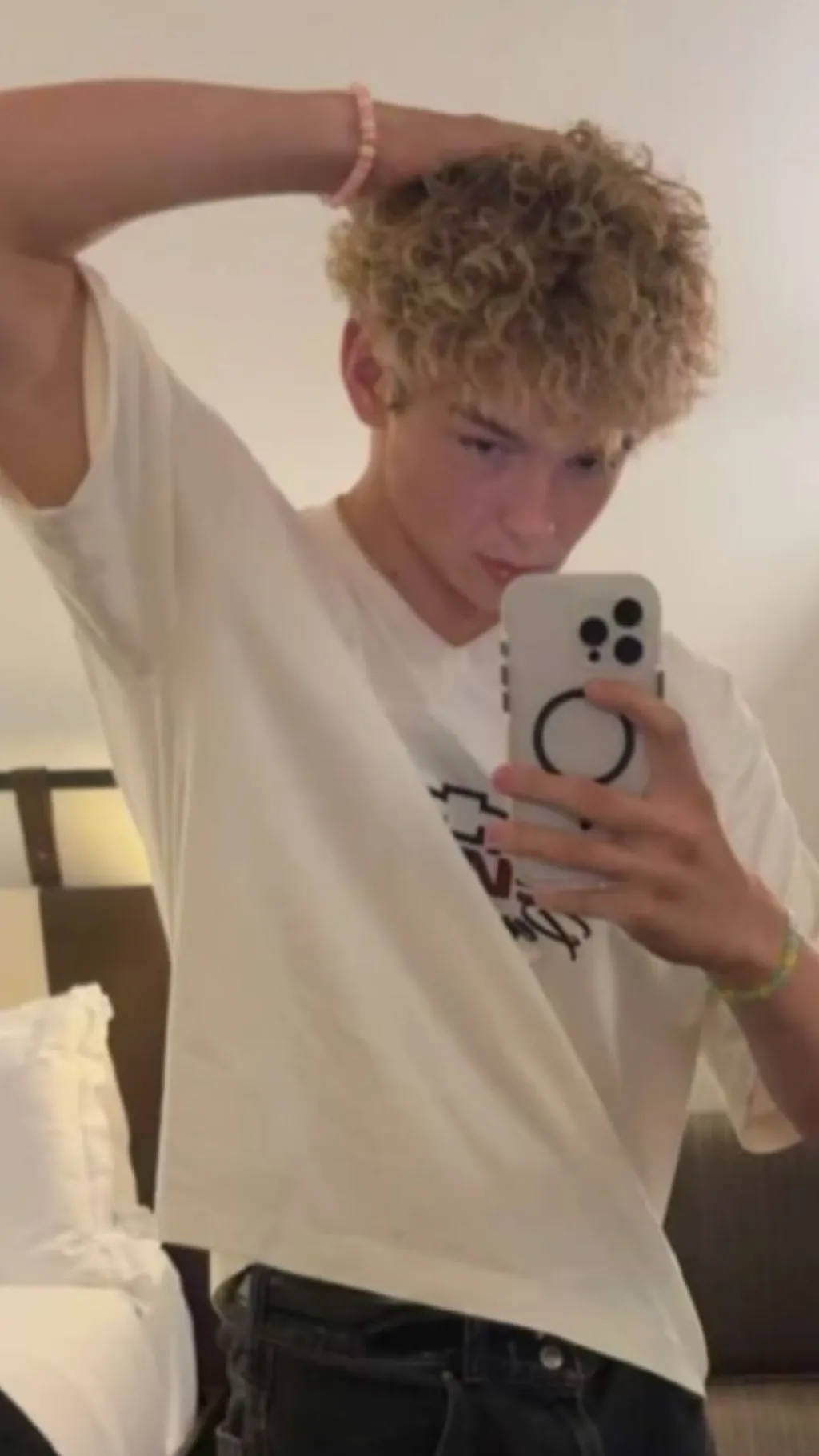 ai character: Kaido background