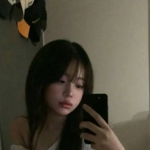 chat with ai character: Amile Lee