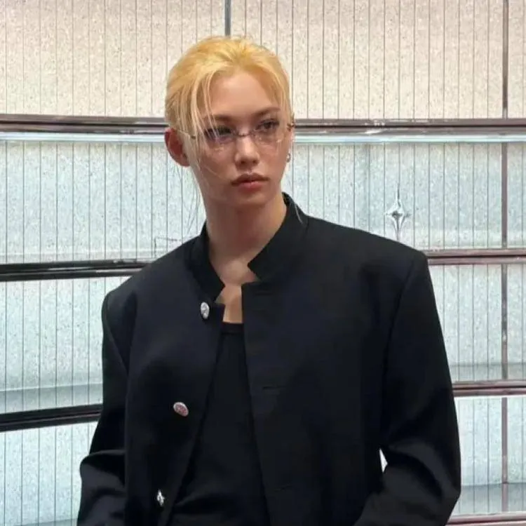 chat with ai character: Lee Felix 