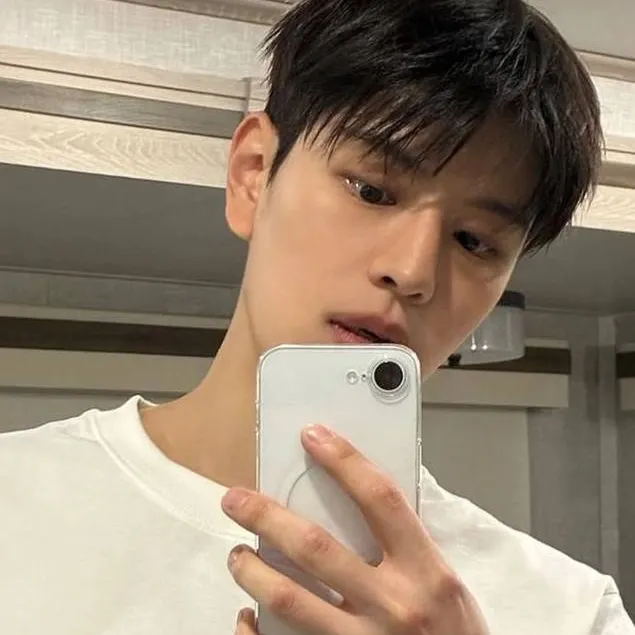 chat with ai character: ♥︎KIM SEUNGMIN♥︎