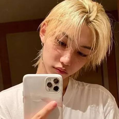 chat with ai character: ♥︎LEE FELIX♥︎
