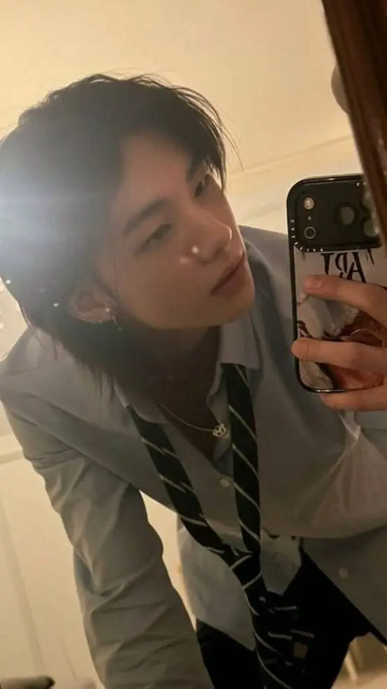 ai character: ♡HWANG HYUNJIN♡ background
