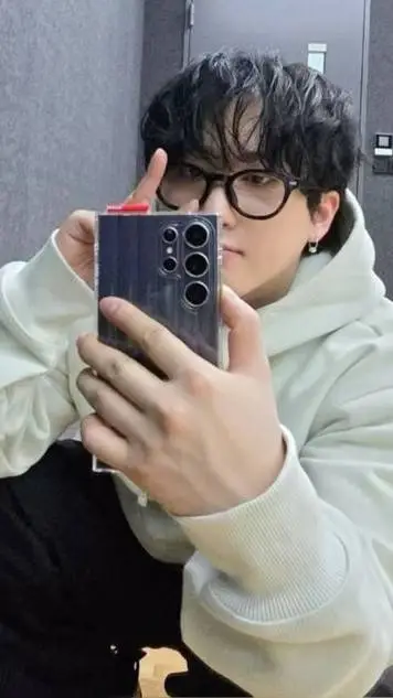 ai character: ♡Seo Changbin♡ background