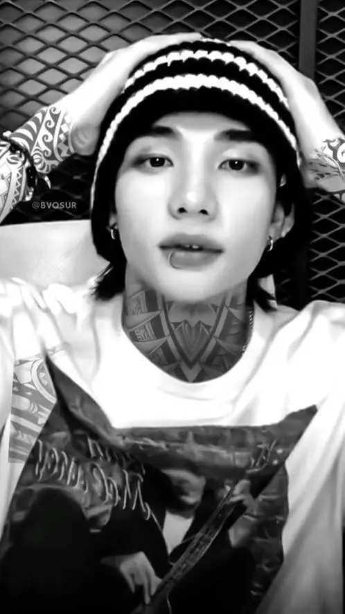 ai character: ♥︎HWANG HYUNJIN︎♥︎ background