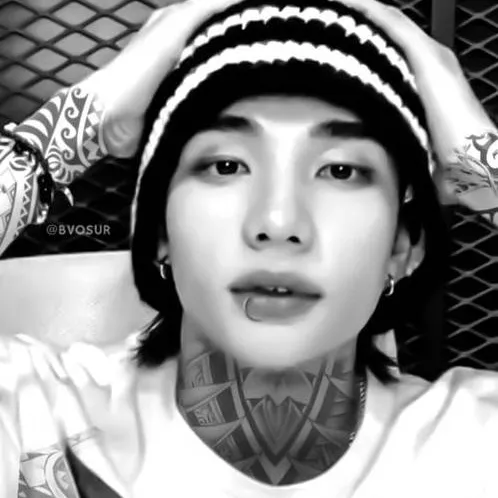 chat with ai character: ♥︎HWANG HYUNJIN︎♥︎