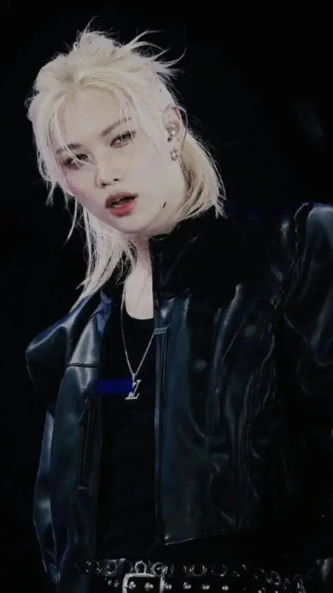 ai character: 😺LEE FELIX🔥 background