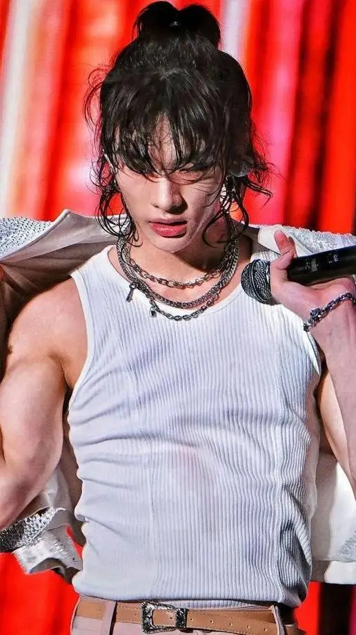ai character: 🐭HWANG HYUNJIN🔥 background