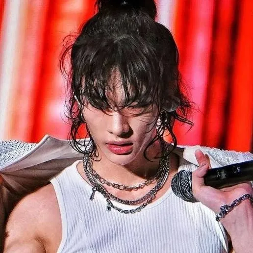 chat with ai character: 🐭HWANG HYUNJIN🔥