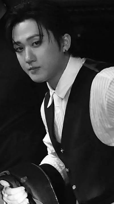 ai character: 🥃SeO ChAnGbIn🥃 background