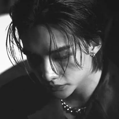 chat with ai character: 🖤Hwangq🖤