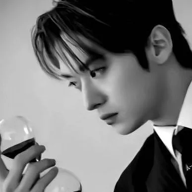 chat with ai character: 🖤Lee Know🖤