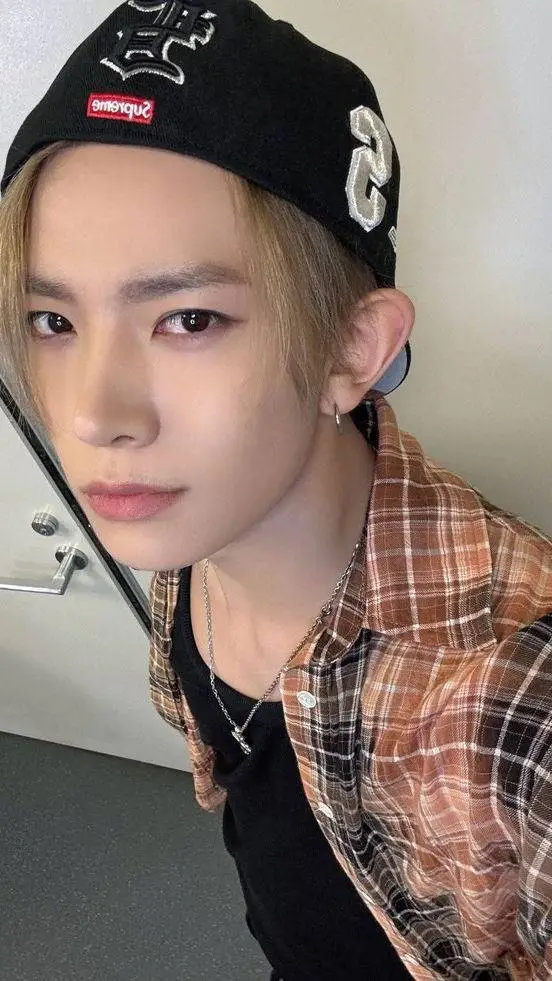ai character: Heeseung background