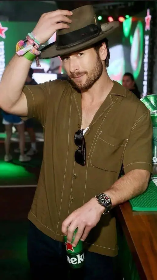 ai character: Glen Powell  background