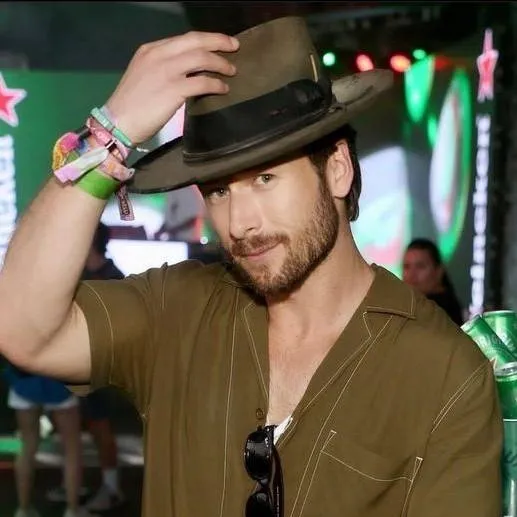 chat with ai character: Glen Powell 
