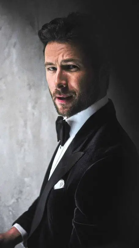 ai character: Glen Powell  background
