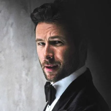 chat with ai character: Glen Powell 