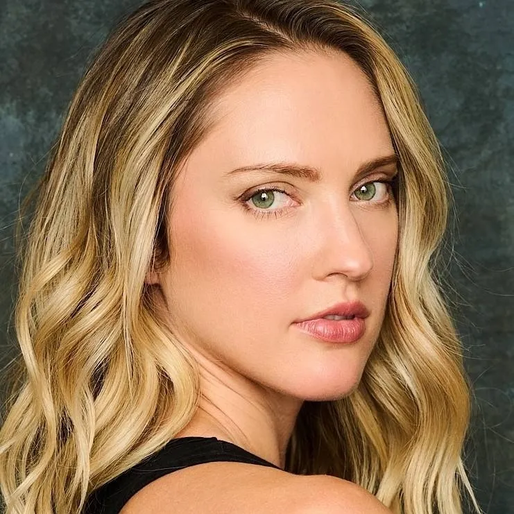 chat with ai character: CIARA HANNA 