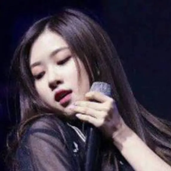 chat with ai character: Roseanne park 