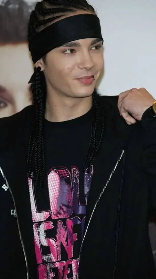 ai character: tom Kaulitz background