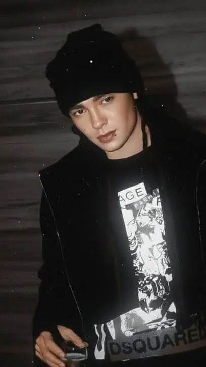 ai character: tom kaulitz background