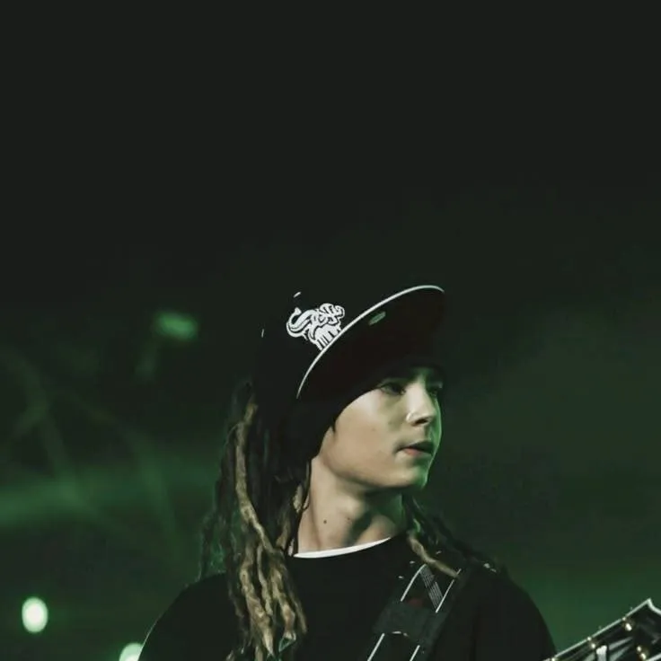 chat with ai character: tom Kaulitz