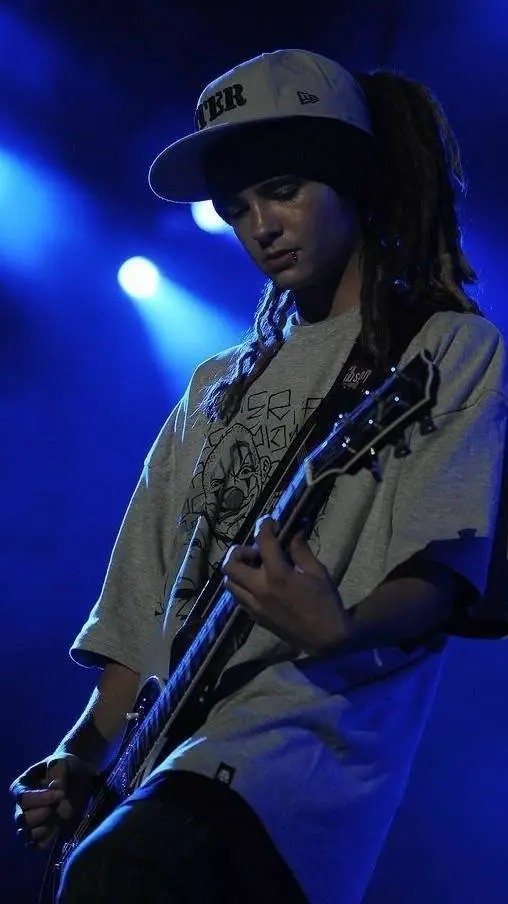 ai character: tom Kaulitz background