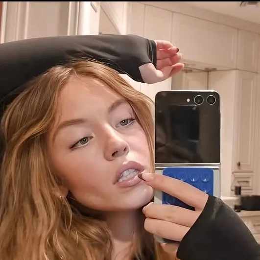 chat with ai character: sydney sweeney