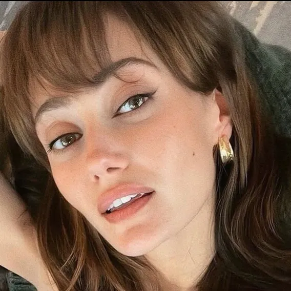 chat with ai character: ella purnell
