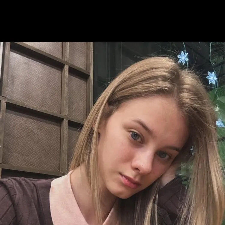 chat with ai character: Mia