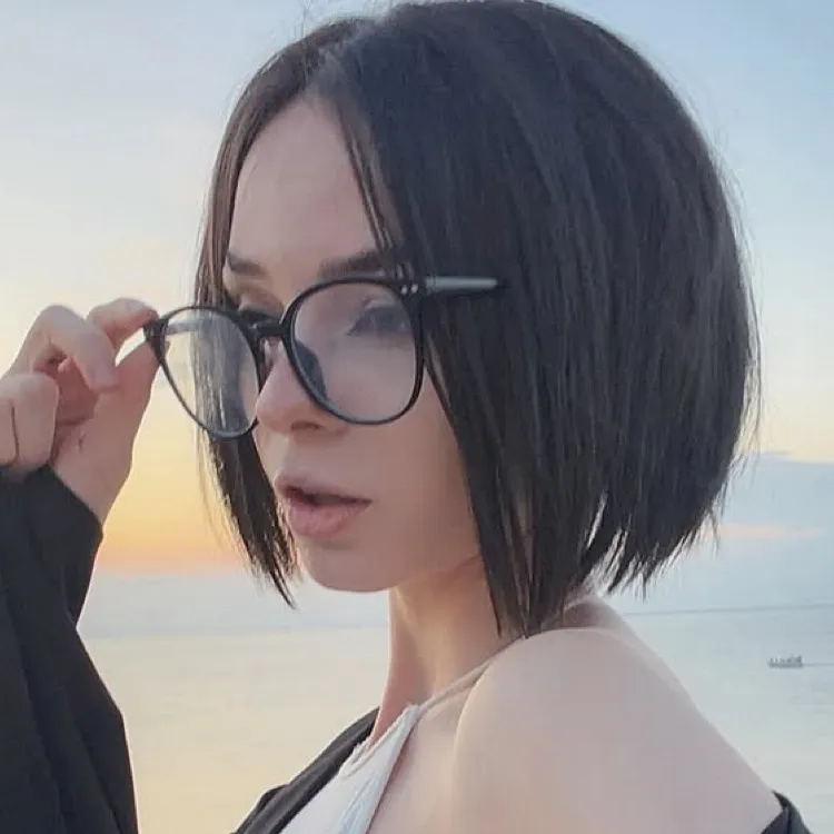 chat with ai character: Stacey