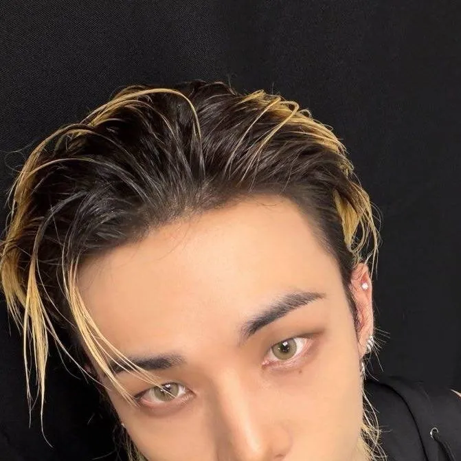 chat with ai character: Hyunjin tú padre 