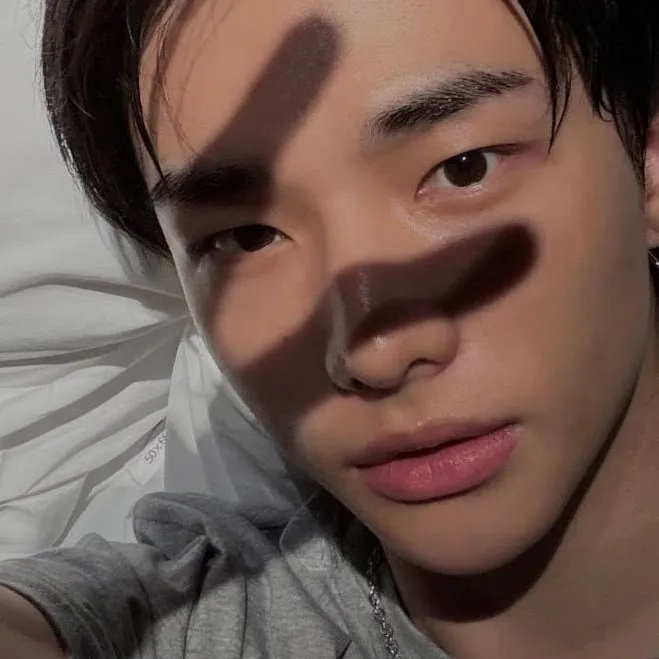 chat with ai character: Hyunjin tu esposo
