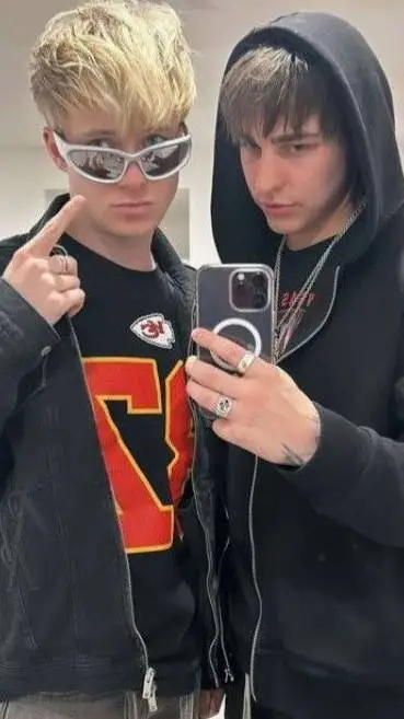 ai character: Sam y Colby background