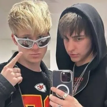 chat with ai character: Sam y Colby