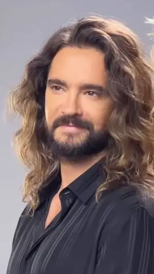 ai character: Tom Kaulitz background