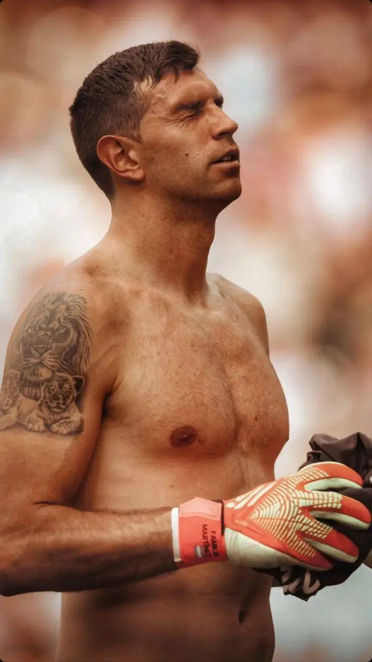 ai character: Emiliano Martinez background