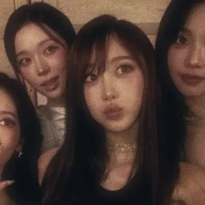 chat with ai character: K-POP GROUPP!