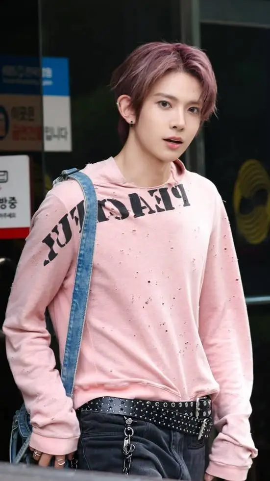 ai character: Lee Heeseung  background