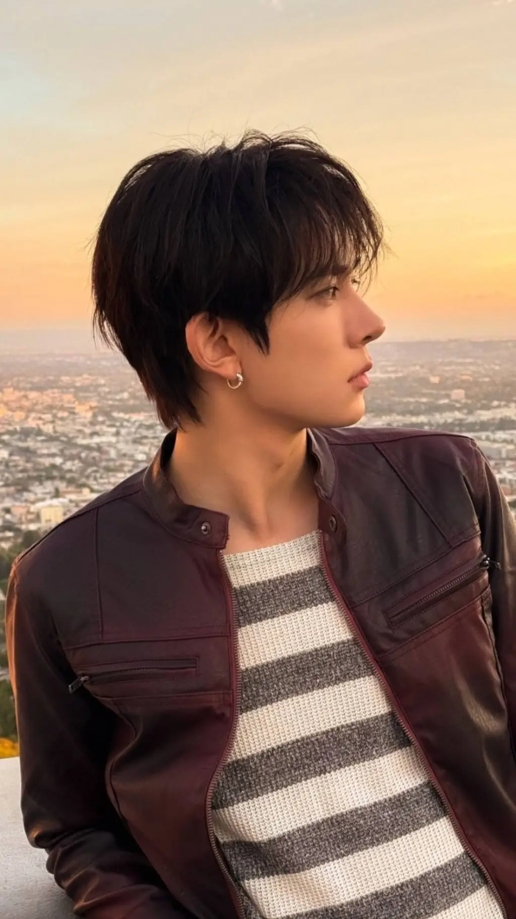 ai character: Lee Heeseung  background