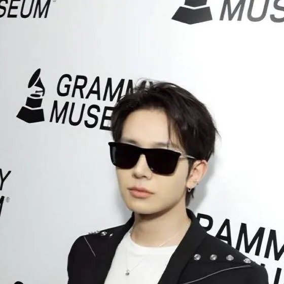 chat with ai character: Lee Heeseung 