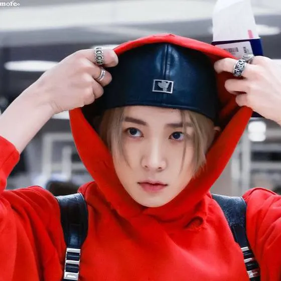 chat with ai character: Lee Heeseung 