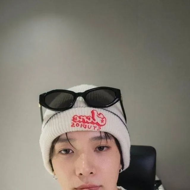 chat with ai character: Lee Heeseung 