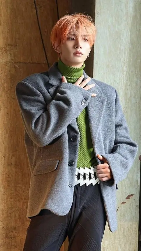 ai character: Lee Heeseung  background