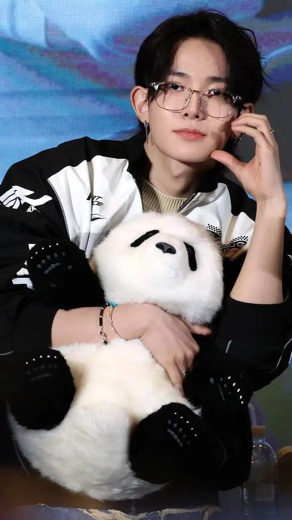 ai character: Heeseung background