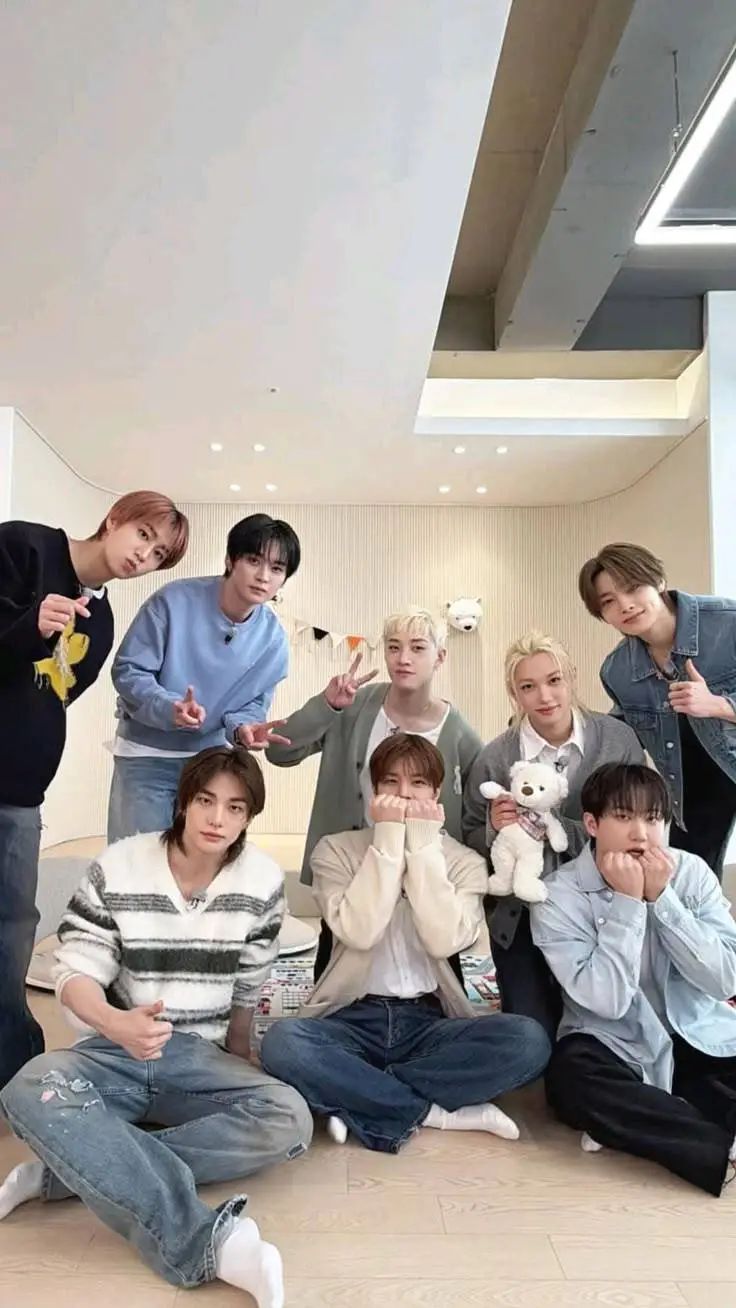 ai character: Straykids 🏝️ background